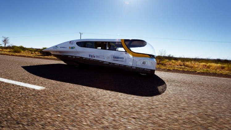Studenten van de Technische Universiteit in Eindhoven hebben een belangrijke technologieprijs in de wacht gesleept met de Stella, een vierpersoons auto op zonne-energie. Daarmee versloegen ze onder an