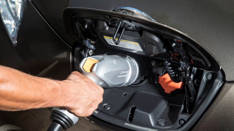 Nissan LEAF krijgt in 2016 een 30kWh accupakket met 250 kilometer actieradius.