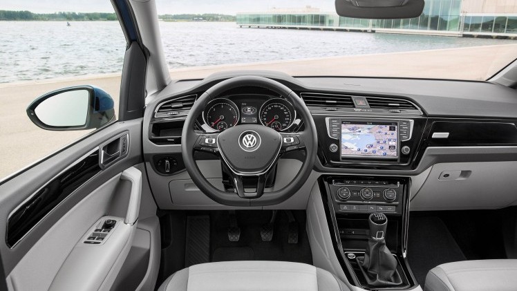 Volkswagen Touran 1.6 TDI met DSG en 20% bijtelling geprijsd.