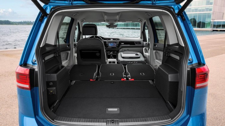 Volkswagen Touran 1.6 TDI met DSG en 20% bijtelling geprijsd.