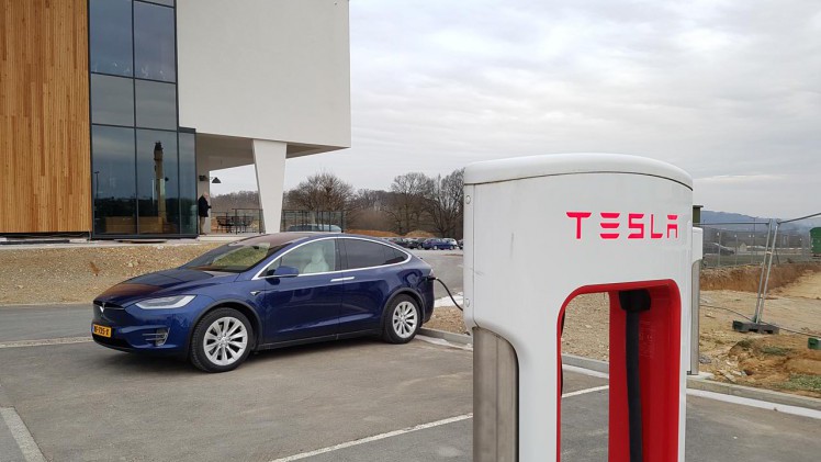 Tesla heeft een prachtig en efficient netwerk van snelladers waarmee het maken van lange reizen geen enkel probleem vormt in een groot deel van Europa.
