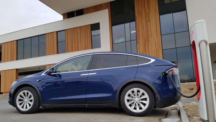 Tesla heeft een prachtig en efficient netwerk van snelladers waarmee het maken van lange reizen geen enkel probleem vormt in een groot deel van Europa.