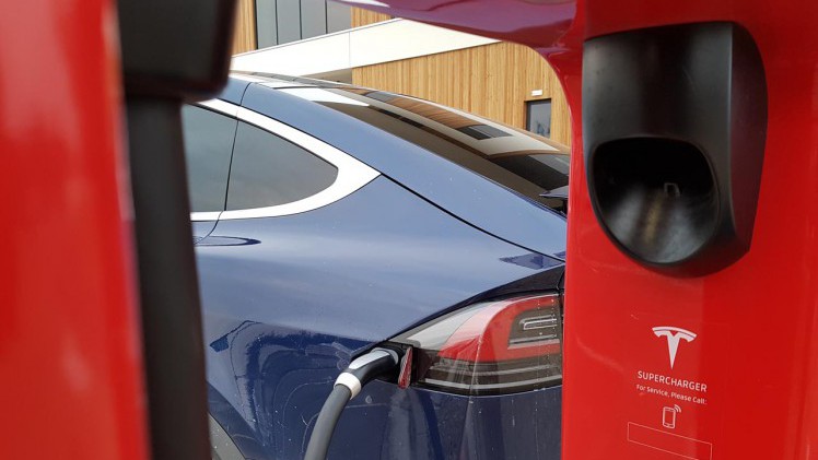 Tesla heeft een prachtig en efficient netwerk van snelladers waarmee het maken van lange reizen geen enkel probleem vormt in een groot deel van Europa.