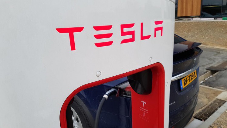 Tesla heeft een prachtig en efficient netwerk van snelladers waarmee het maken van lange reizen geen enkel probleem vormt in een groot deel van Europa.