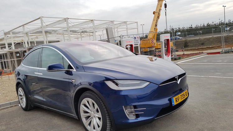 Tesla heeft een prachtig en efficient netwerk van snelladers waarmee het maken van lange reizen geen enkel probleem vormt in een groot deel van Europa.