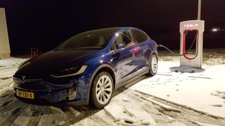 Tesla heeft een prachtig en efficient netwerk van snelladers waarmee het maken van lange reizen geen enkel probleem vormt in een groot deel van Europa.