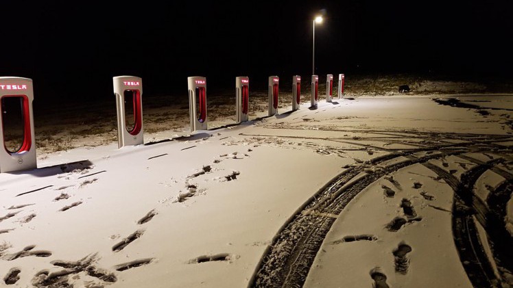 Tesla heeft een prachtig en efficient netwerk van snelladers waarmee het maken van lange reizen geen enkel probleem vormt in een groot deel van Europa.