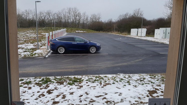 Tesla heeft een prachtig en efficient netwerk van snelladers waarmee het maken van lange reizen geen enkel probleem vormt in een groot deel van Europa.