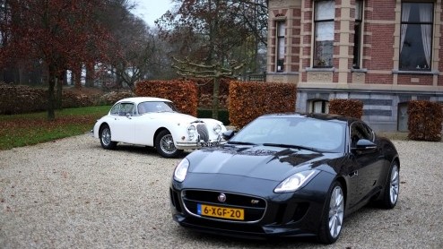 We brengen de Jaguar F-Type V6 S Coup samen met zijn voorvader, de Jaguar XK150. De generatiekloof is duidelijk te voelen, maar in n ding excelleren ze: iedere heer wordt een gentleman in de twee.