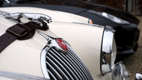 We brengen de Jaguar F-Type V6 S Coup samen met zijn voorvader, de Jaguar XK150. De generatiekloof is duidelijk te voelen, maar in n ding excelleren ze: iedere heer wordt een gentleman in de twee.