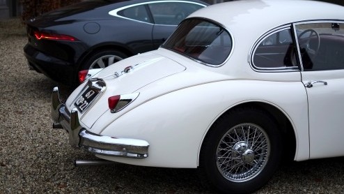 We brengen de Jaguar F-Type V6 S Coup samen met zijn voorvader, de Jaguar XK150. De generatiekloof is duidelijk te voelen, maar in n ding excelleren ze: iedere heer wordt een gentleman in de twee.