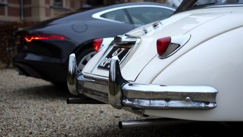 We brengen de Jaguar F-Type V6 S Coup samen met zijn voorvader, de Jaguar XK150. De generatiekloof is duidelijk te voelen, maar in n ding excelleren ze: iedere heer wordt een gentleman in de twee.