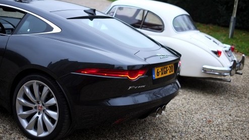 We brengen de Jaguar F-Type V6 S Coup samen met zijn voorvader, de Jaguar XK150. De generatiekloof is duidelijk te voelen, maar in n ding excelleren ze: iedere heer wordt een gentleman in de twee.