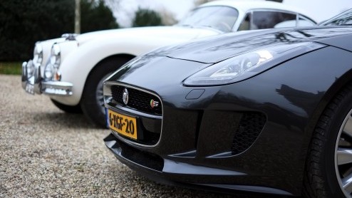 We brengen de Jaguar F-Type V6 S Coup samen met zijn voorvader, de Jaguar XK150. De generatiekloof is duidelijk te voelen, maar in n ding excelleren ze: iedere heer wordt een gentleman in de twee.