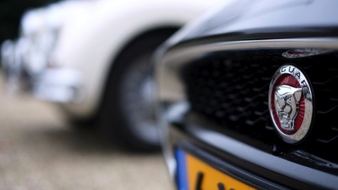 We brengen de Jaguar F-Type V6 S Coup samen met zijn voorvader, de Jaguar XK150. De generatiekloof is duidelijk te voelen, maar in n ding excelleren ze: iedere heer wordt een gentleman in de twee.