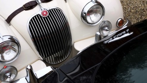 We brengen de Jaguar F-Type V6 S Coup samen met zijn voorvader, de Jaguar XK150. De generatiekloof is duidelijk te voelen, maar in n ding excelleren ze: iedere heer wordt een gentleman in de twee.