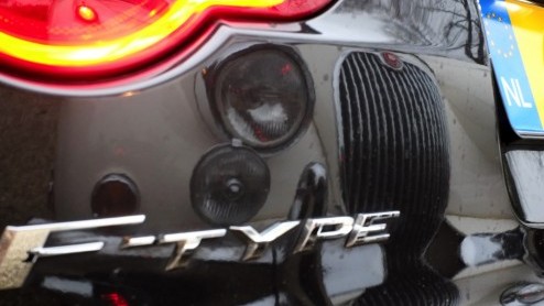 We brengen de Jaguar F-Type V6 S Coup samen met zijn voorvader, de Jaguar XK150. De generatiekloof is duidelijk te voelen, maar in n ding excelleren ze: iedere heer wordt een gentleman in de twee.