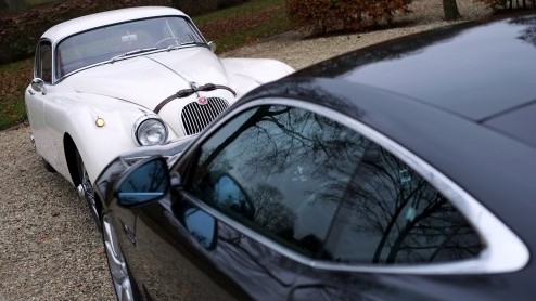 We brengen de Jaguar F-Type V6 S Coup samen met zijn voorvader, de Jaguar XK150. De generatiekloof is duidelijk te voelen, maar in n ding excelleren ze: iedere heer wordt een gentleman in de twee.