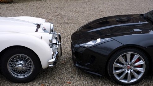 We brengen de Jaguar F-Type V6 S Coup samen met zijn voorvader, de Jaguar XK150. De generatiekloof is duidelijk te voelen, maar in n ding excelleren ze: iedere heer wordt een gentleman in de twee.