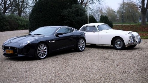 We brengen de Jaguar F-Type V6 S Coup samen met zijn voorvader, de Jaguar XK150. De generatiekloof is duidelijk te voelen, maar in n ding excelleren ze: iedere heer wordt een gentleman in de twee.