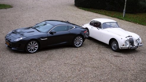We brengen de Jaguar F-Type V6 S Coup samen met zijn voorvader, de Jaguar XK150. De generatiekloof is duidelijk te voelen, maar in n ding excelleren ze: iedere heer wordt een gentleman in de twee.