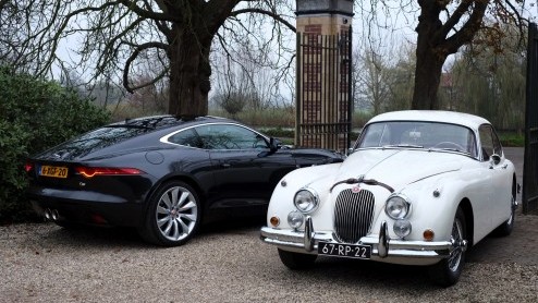 We brengen de Jaguar F-Type V6 S Coup samen met zijn voorvader, de Jaguar XK150. De generatiekloof is duidelijk te voelen, maar in n ding excelleren ze: iedere heer wordt een gentleman in de twee.