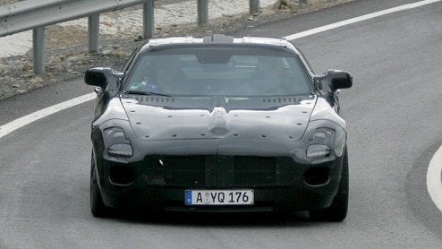 Oude tijden herleven. Dit is de Gullwing van Mercedes-Benz. Hij wordt al een jaar op verschillende plaatsen gespot, voorheen met Viper onderdelen ter camouflage. Dit prototype begint er iets meer op