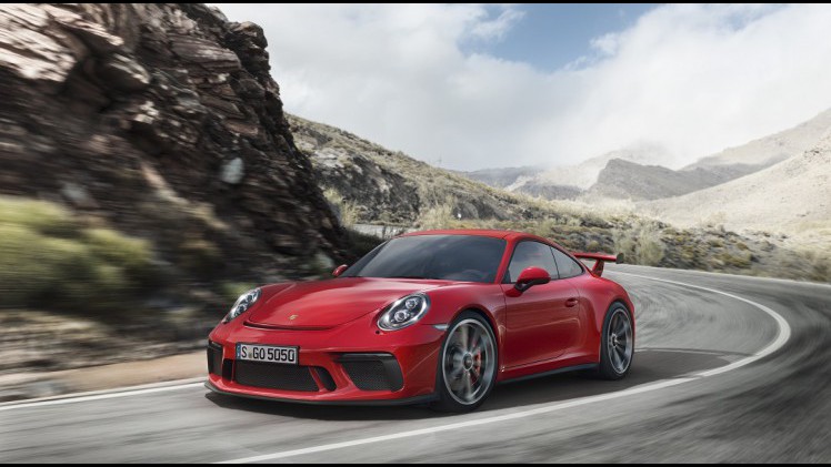 In navolging van de GTS-modellen is het nu de beurt aan de GT3 om een vernieuwing te ondergaan. De grootste wijziging? Er is nu ook een handgeschakelde versie.