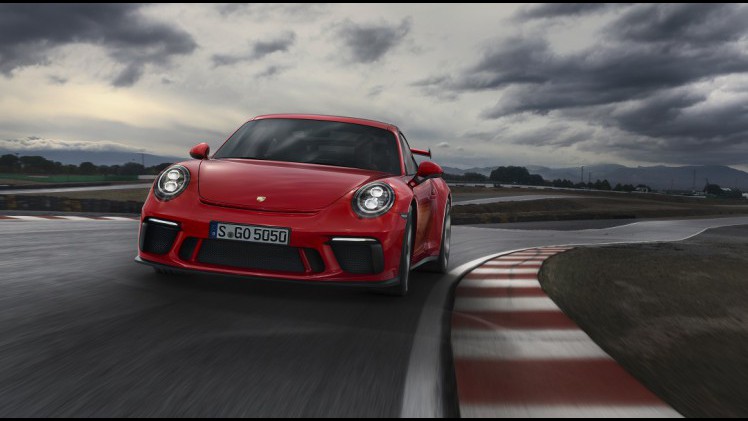 In navolging van de GTS-modellen is het nu de beurt aan de GT3 om een vernieuwing te ondergaan. De grootste wijziging? Er is nu ook een handgeschakelde versie.