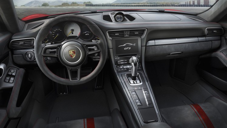 In navolging van de GTS-modellen is het nu de beurt aan de GT3 om een vernieuwing te ondergaan. De grootste wijziging? Er is nu ook een handgeschakelde versie.