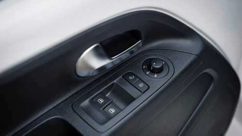 Volkswagen Up krijgt voor 2015 vier centimeter verlaagde gordelbevestigingspunten, opgewaardeerde elektrische raambediening, een extra make-up spiegel en BlueMotion Technologies.