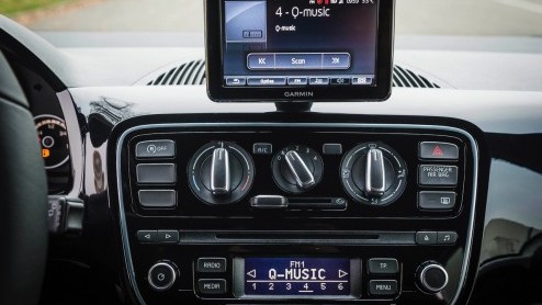 Volkswagen Up krijgt voor 2015 vier centimeter verlaagde gordelbevestigingspunten, opgewaardeerde elektrische raambediening, een extra make-up spiegel en BlueMotion Technologies.