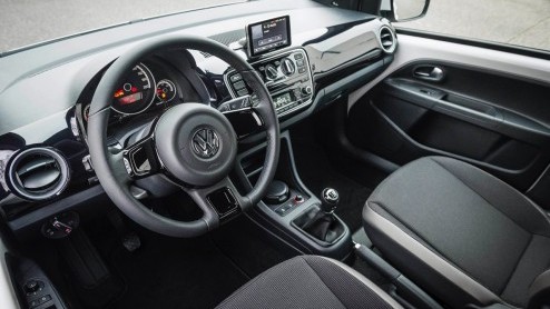 Volkswagen Up krijgt voor 2015 vier centimeter verlaagde gordelbevestigingspunten, opgewaardeerde elektrische raambediening, een extra make-up spiegel en BlueMotion Technologies.