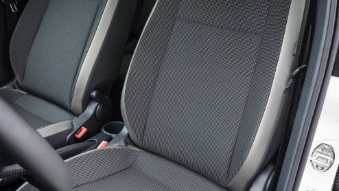 Volkswagen Up krijgt voor 2015 vier centimeter verlaagde gordelbevestigingspunten, opgewaardeerde elektrische raambediening, een extra make-up spiegel en BlueMotion Technologies.