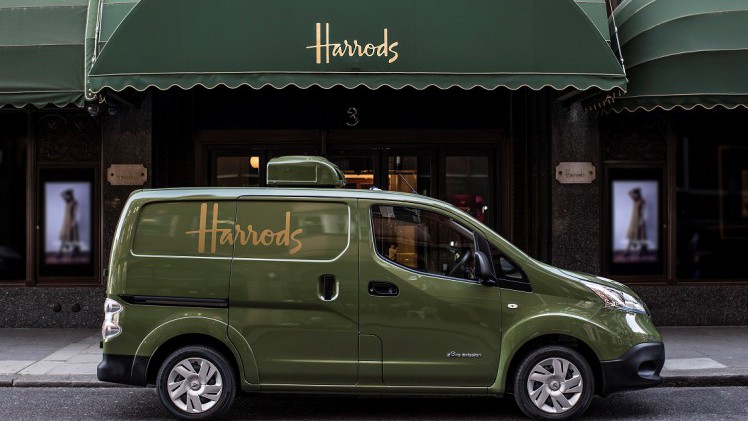 Het beroemde warenhuis Harrods schaft een elektrische bestelbus aan. Het bijzondere aan het verhaal is dat ze dat 100 jaar geleden ook al deden. Anno 2017 staan oud en nieuw weer even naast elkaar.