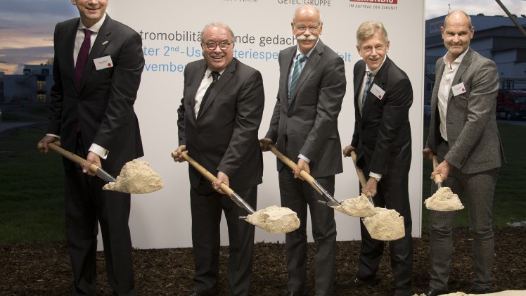 Daimler werkt met partners aan een energieopslagsysteem op basis van 1000 oude smart electric drive accu's.