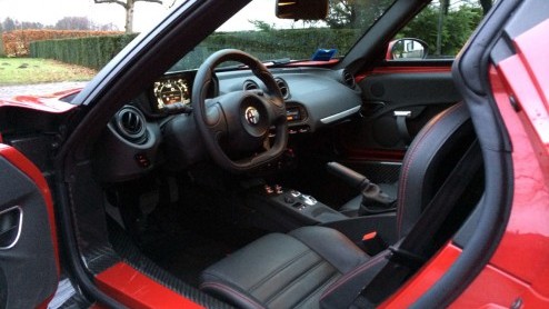 Het Nederlandse bedrijf Ten Cate uit Nijverdal, marktleider in materiaaltechnologie, gaat voor Alfa Romeo materiaal leveren voor het chassis van de 4C. Het gaat om de levering van koolstofvezel.