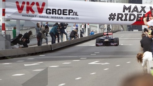 De tanende belangstelling voor de autosport in ons land wordt leven ingeblazen door de komst van Max Verstappen in de F1 en door evenementen als de Historic Grand Prix en het Rotterdamse City Racing.
