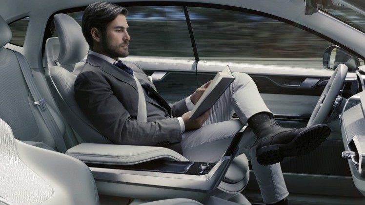Volvo Concept 26 laat zien hoe het interieur van de zelfrijdende auto zich aanpast aan de rijmodus. De autonoom rijdende auto maakt van een auto-interieur en lounge.