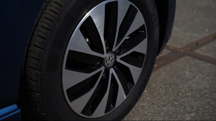 Autotest Volkswagen Polo 1.0 TSI. Voor deze rijtest hebben we gereden met de Polo BlueMotion 1.0 TSI, de nieuwe driecilinder die het slimme alternatief is voor de andere Polo's.