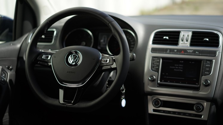 Autotest Volkswagen Polo 1.0 TSI. Voor deze rijtest hebben we gereden met de Polo BlueMotion 1.0 TSI, de nieuwe driecilinder die het slimme alternatief is voor de andere Polo's.
