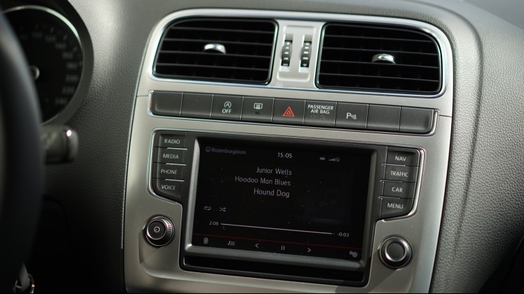 Autotest Volkswagen Polo 1.0 TSI. Voor deze rijtest hebben we gereden met de Polo BlueMotion 1.0 TSI, de nieuwe driecilinder die het slimme alternatief is voor de andere Polo's.