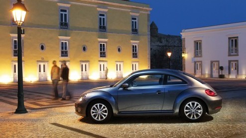 Volkswagen heeft het boordsysteem van de Beetle eens grondig onder de loep genomen. De Beetle gaat online met zaken als Car-Net en Mirrorlink, waarmee je een smartphone kunt koppelen.