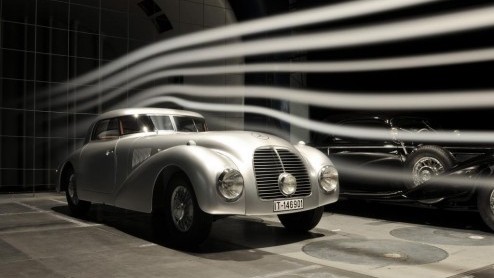 Mercedes-Benz 540 K Streamliner op een voetstuk tijdens Concours d'Elegance Pebble Beach 2014.