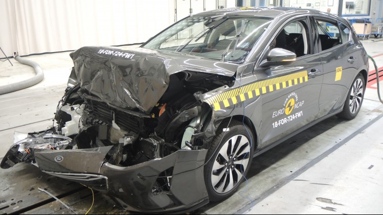 EuroNCAP testten de Ford Focus en Volvo XC40 op veiligheid.