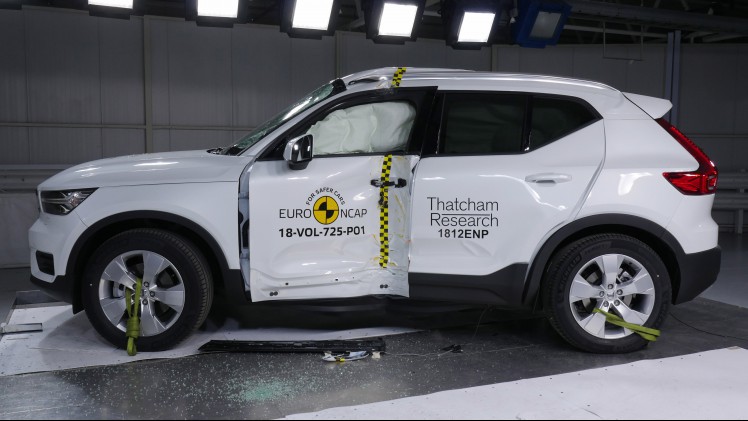 EuroNCAP testten de Ford Focus en Volvo XC40 op veiligheid.