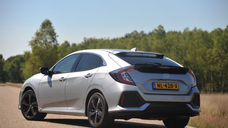 De nieuwe Honda Civic is een stuk langer dan zijn voorganger, biedt daardoor een forse binnenruimte en een hoogstaand comfort. De 1.0-liter turbomotor is geweldig op alle fronten.