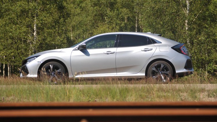 De nieuwe Honda Civic is een stuk langer dan zijn voorganger, biedt daardoor een forse binnenruimte en een hoogstaand comfort. De 1.0-liter turbomotor is geweldig op alle fronten.