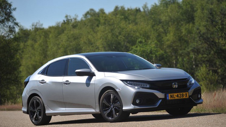 De nieuwe Honda Civic is een stuk langer dan zijn voorganger, biedt daardoor een forse binnenruimte en een hoogstaand comfort. De 1.0-liter turbomotor is geweldig op alle fronten.