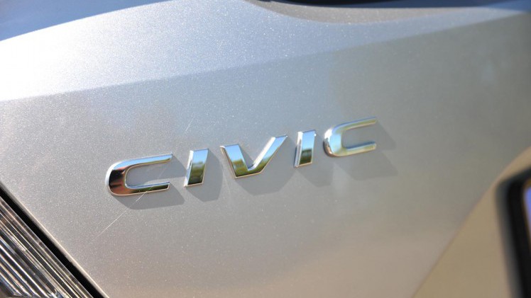 De nieuwe Honda Civic is een stuk langer dan zijn voorganger, biedt daardoor een forse binnenruimte en een hoogstaand comfort. De 1.0-liter turbomotor is geweldig op alle fronten.